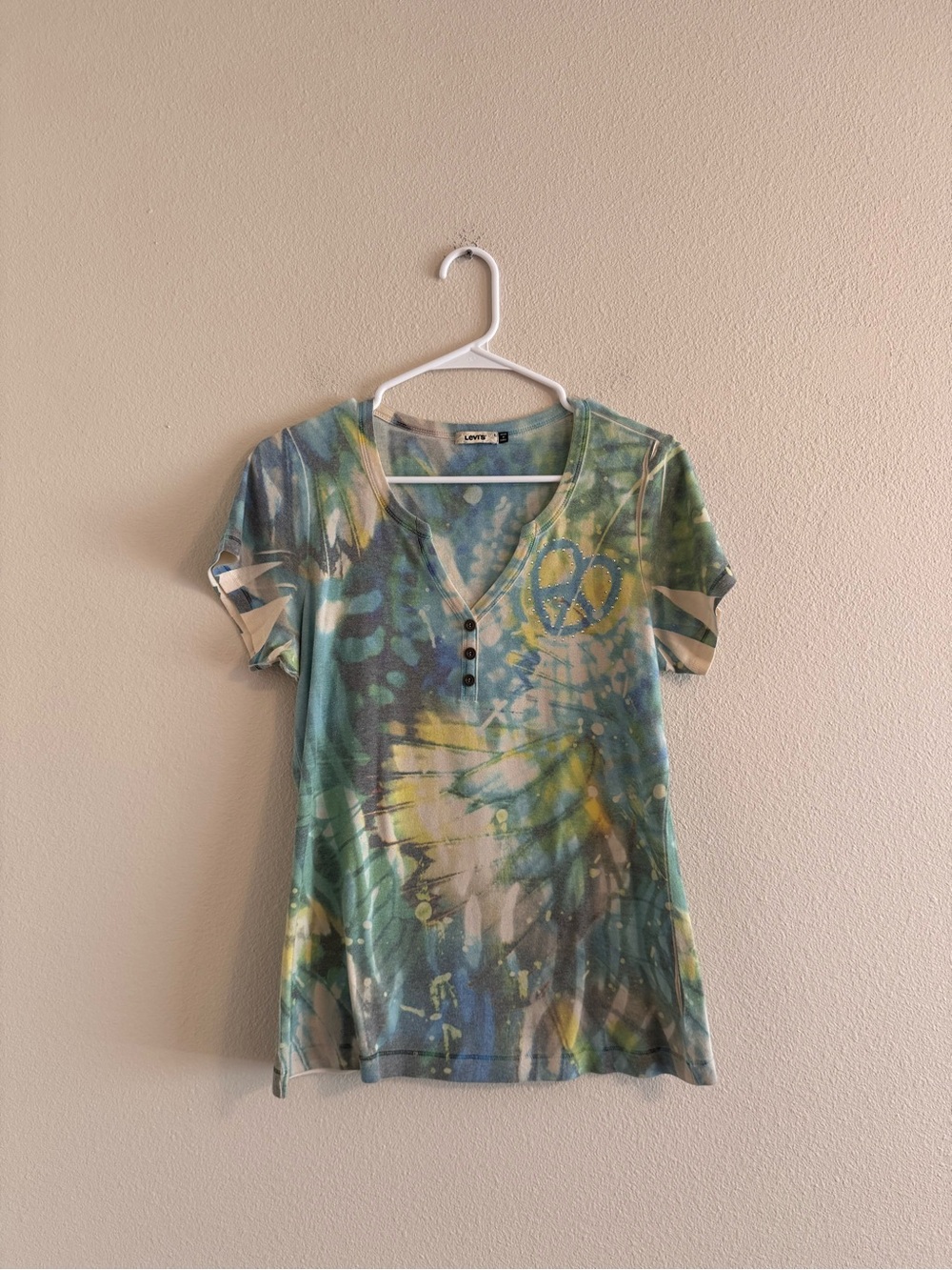 Y2K Levi's Women's Green Tie-Dye Short Sleeve V-Neck Tee